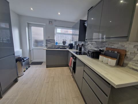 3 bedroom modern. Merthyr Tydfil