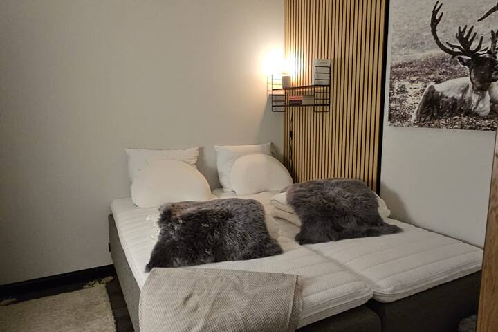 2 - ра спалня; леглата са с различна мекота, така че опитайте и двете!