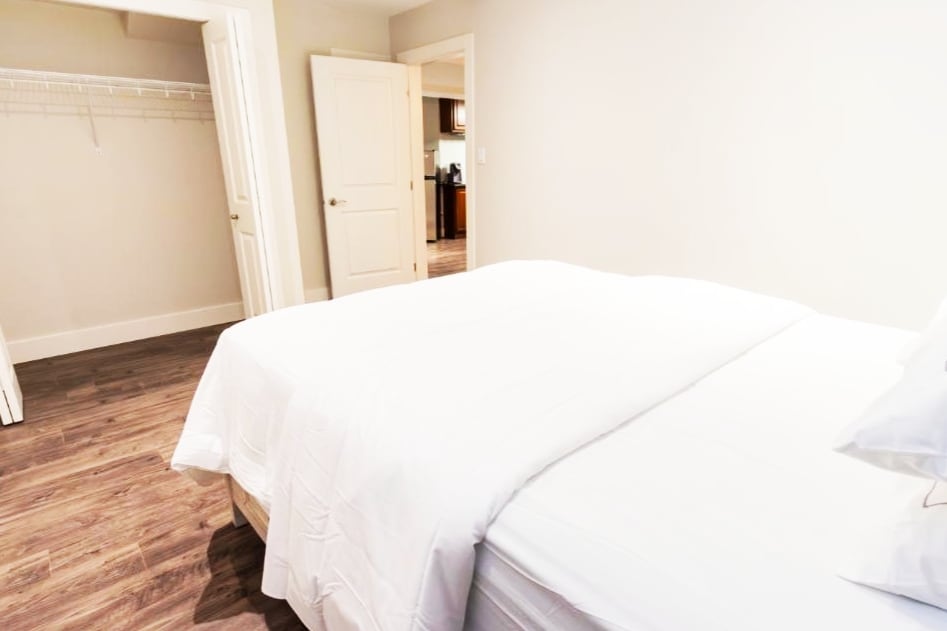 Спална соба со брачен кревет и голем плакар