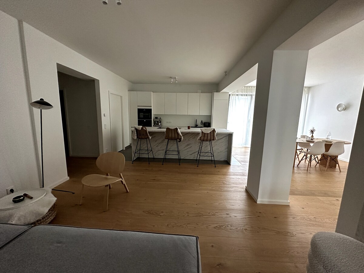 Top Airbnb: Luxury Scandinavian Open Concept Flat on the Lake in Nürnberg