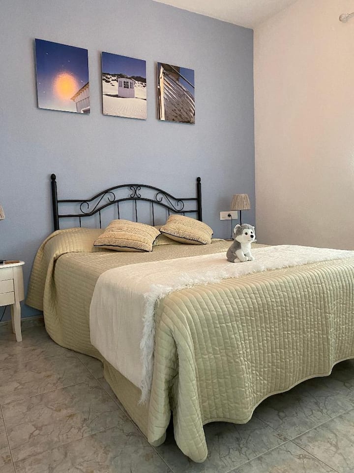 Chumba kizuri cha kulala ikiwa ni pamoja na kitanda cha watu wawili na nafasi kubwa ya kabati