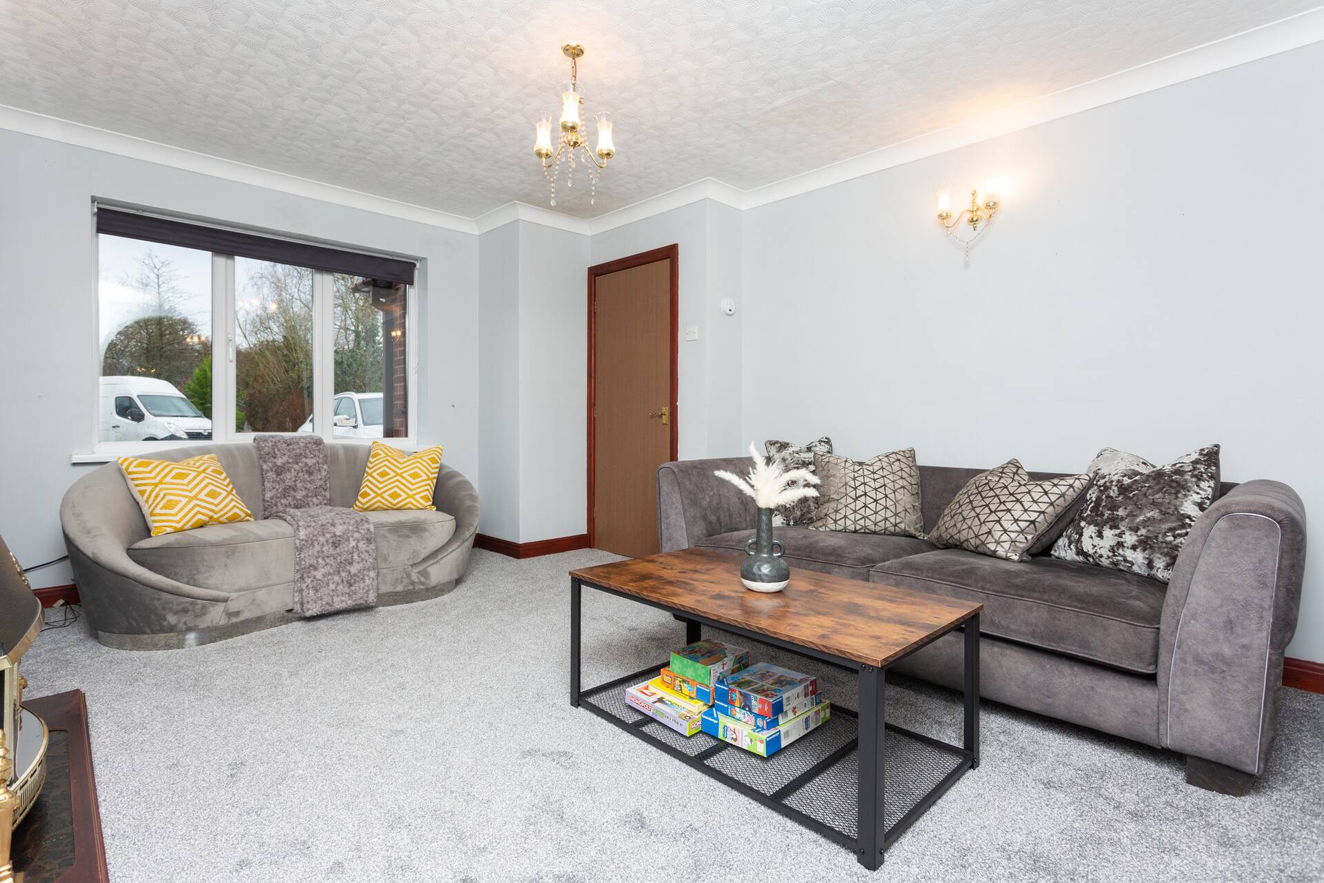 Spacious 4 bedroom haven in Fulwood near M55 & M6