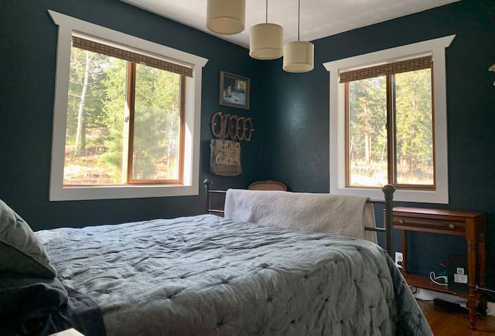 Druhá spálňa, výhľad na stromy a jeleňa. manželská posteľ. Zahŕňa to lampy a nabíjaciu stanicu. Šatníková skriňa a vešiaky. 