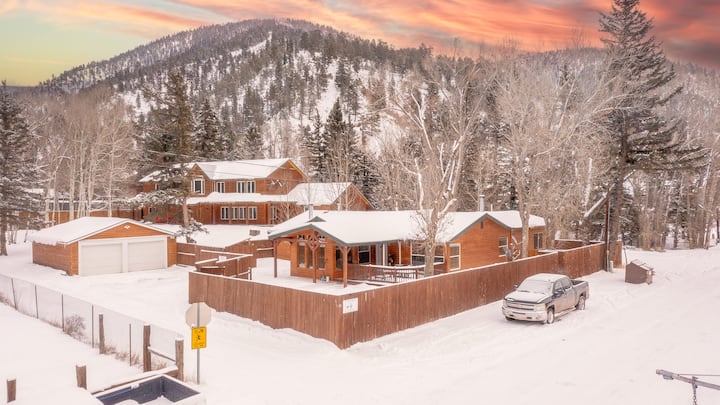 In Town of Red River 3Bed 3 Bath Single Story