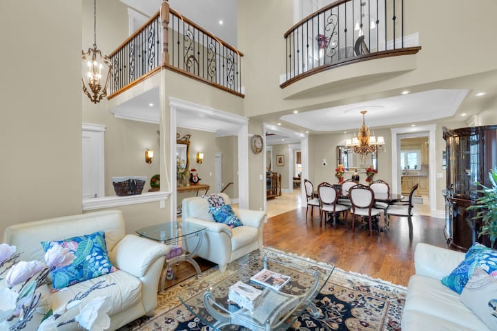 Luxury 4BR – Pool Table – 10 min to Yorkdale Mall