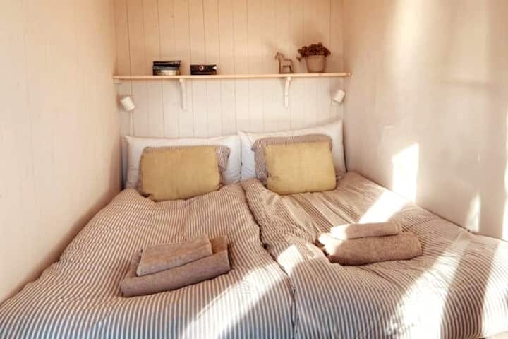 Dhoma e gjumit
Dy krevate.