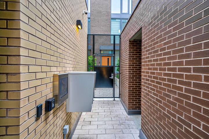 Townhouse Yonge N Bloor gallery image 2