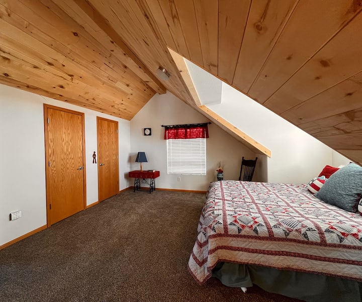 Dhoma kryesore e gjumit me hapësirë të bollshme ndodhet lart.