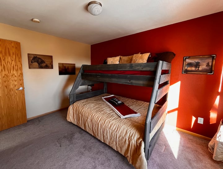 Si kuajt? Atëherë kjo është dhoma jote. Krevat dopio në fund dhe krevat i vetëm në pjesën e sipërme.