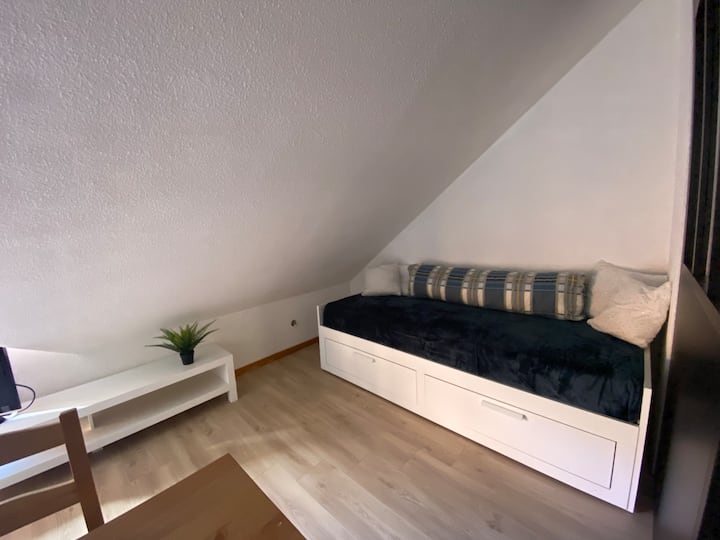 חלק הסלון הופך לאזור שינה עם מצעים בגודל 160 ס"מ בחלל רוח גולם