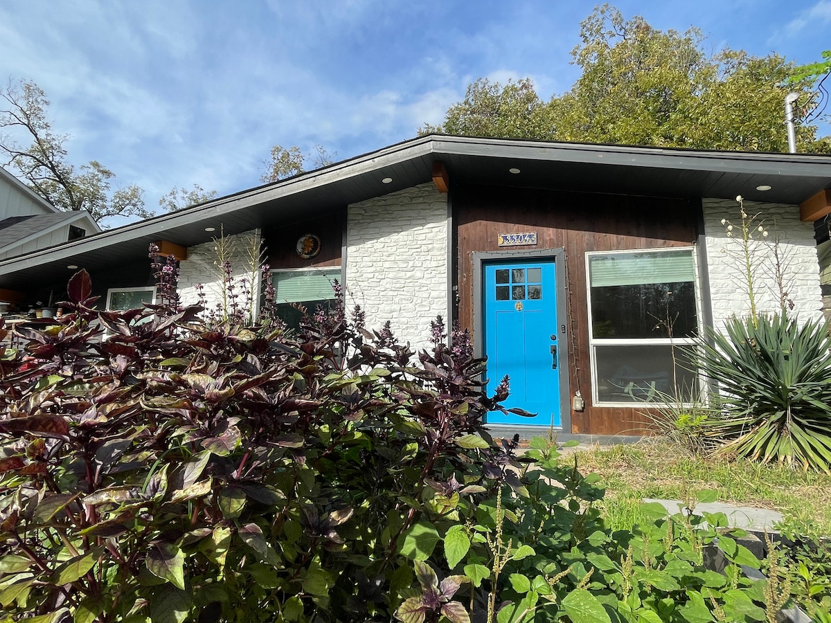 Cozy East Austin Room with Porch
