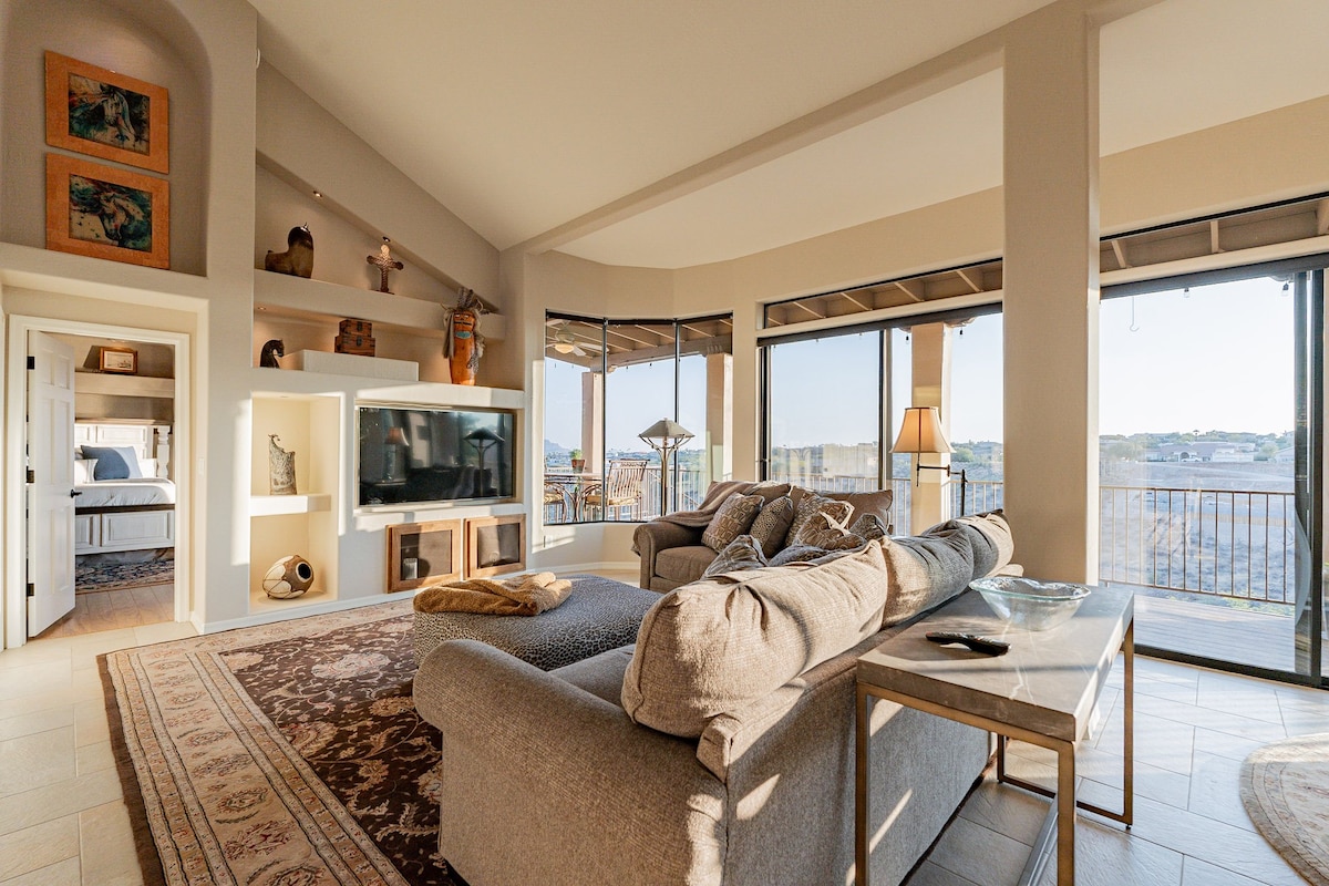 Shumë hapësirë, dritare të mëdha panoramike me pamje nga Mali i Kuq. Mirë se vjen në pushime