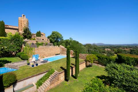 Casa Rufina, Beauty and History of the Pals Wall