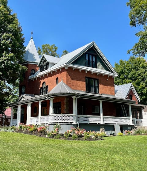 Maple & Rose Luxury Accommodation in Merrickville