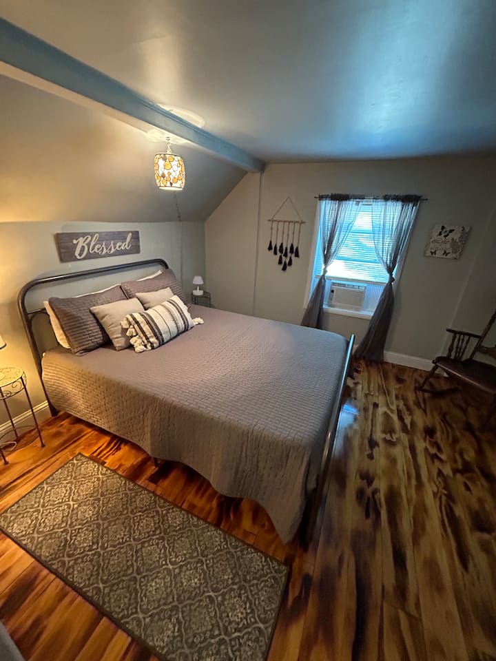 Upstairs bedroom
Queen size bed