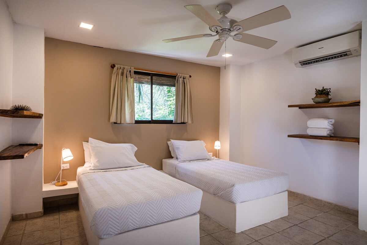 Un tercer dormitorio con dos camas individuales, perfecto para alojar a familias o amigos. Ambiente acogedor y aire acondicionado, así como el resto de la casa.
