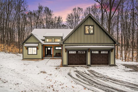 Boyne Mountain Custom Home Golf and Ski w Hot Tub!
