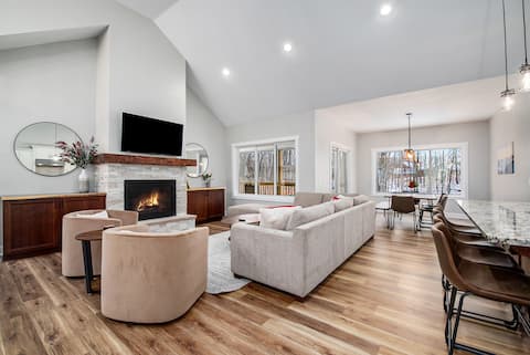 Boyne Mountain Luxury Home Golf and Ski w Hot Tub!