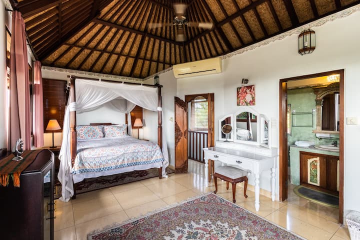 Ზემოთ საძინებელი მთავარ სახლში, დამხმარე სააბაზანოთი