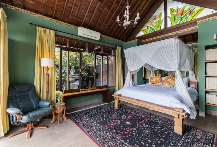 Საწოლი 152 × 203 სმ აუზის სახლში სააბაზანოთი