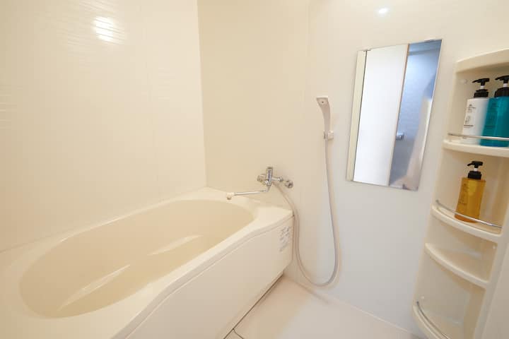 足を伸ばしてくつろげる広々としたバスタブ。一日の終わりに、ゆったりと至福のバスタイムをどうぞ。