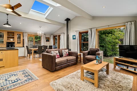 Top performing Airbnb: Jack's Cottage, Luxury in heart of Arrowtown in Lake Hayes Basin