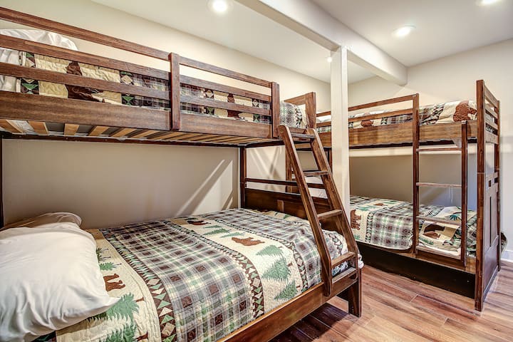 "Bunkhouse" ni kimbilio la kuchezea lililobuniwa kwa kuzingatia watoto, likiwa na seti mbili za vitanda vya ghorofa – pacha juu ya ghorofa ya ukubwa kamili na pacha mwingine juu ya ghorofa mbili.