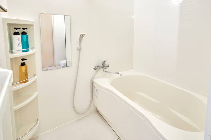 白を基調とした清潔感あふれるバスルーム。ゆったり足を伸ばせるお風呂で、一日の疲れを癒やせます。