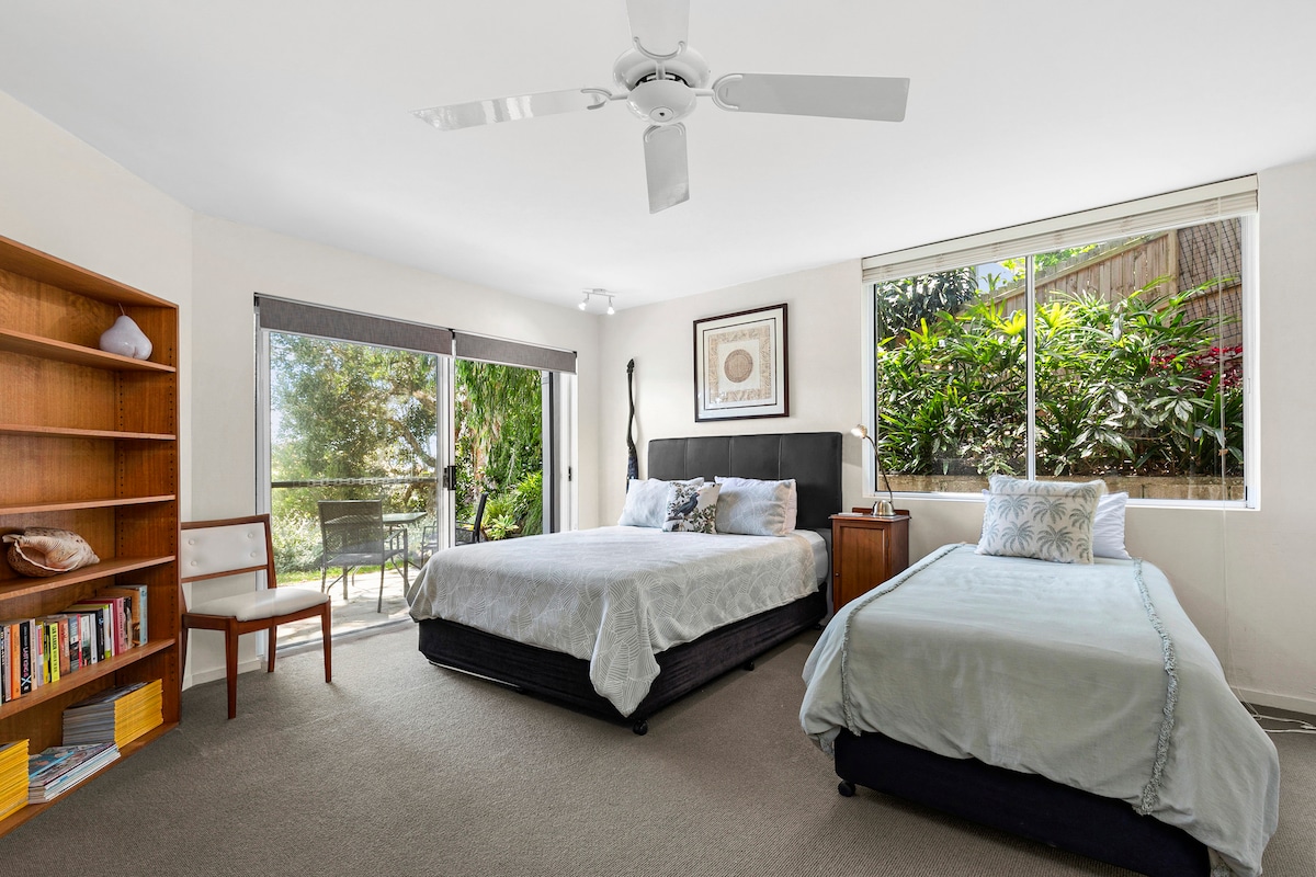 Segundo dormitorio que se abre al patio privado. Este dormitorio tiene una cama queen y una cama individual. Solo se podrá acceder a él para reservaciones de 3 huéspedes o más.