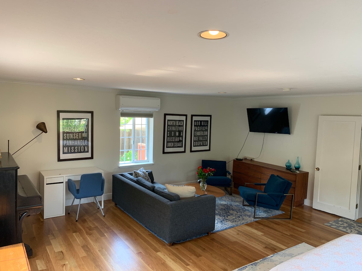 Hapësira e bollshme e ndenjjes ka televizor me ekran të madh me kabllo dhe Netfilix.  Wifi gjithashtu!