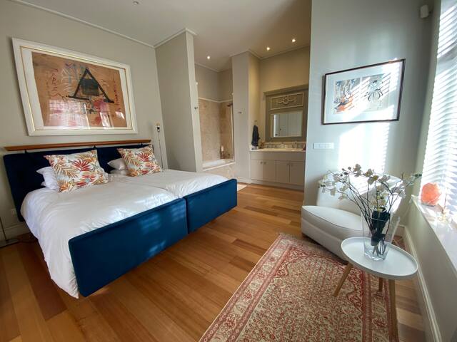 2 New Kings:Harbour views in the Heart of Kalk Bay gallery image 3