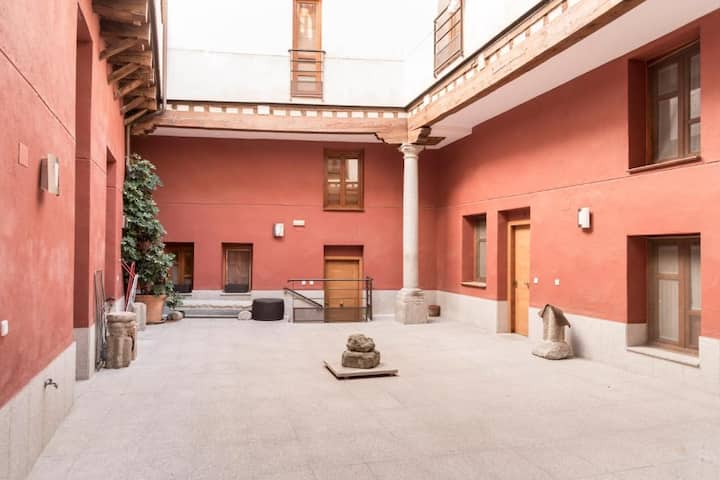 Patio toledano de columnas: el encanto histórico a la puerta de casa.