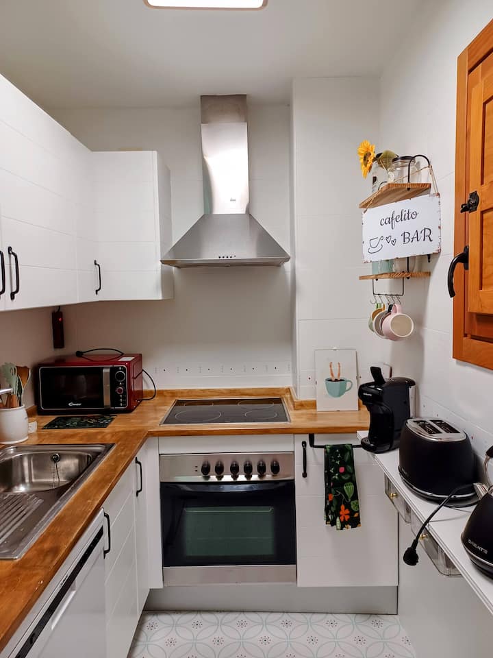 Encimera de madera con cafetera y tostadora: desayunos sin salir de casa.