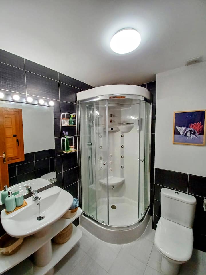 Baño 2 también con cabina de ducha completa: dos baños, cero esperas.