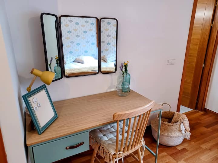 Escritorio-tocador del dormitorio 1: espacio útil para trabajar o arreglarse.