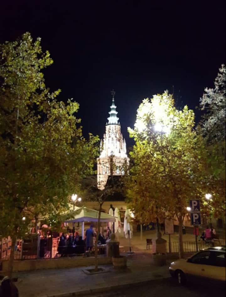 La catedral de Toledo iluminada de noche, a un paseo del alojamiento.