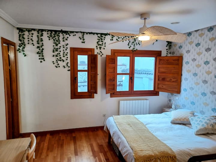 Ventanas de madera con contraventanas en el dormitorio 1: luz y silencio a tu gusto.