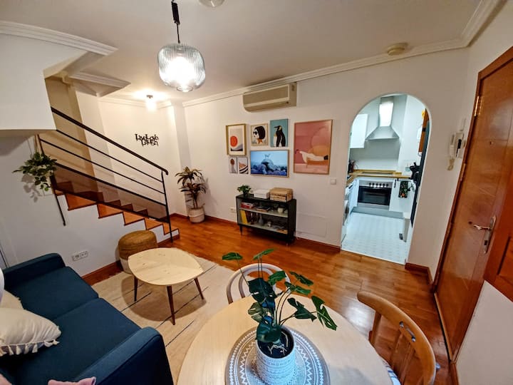 Vista del salón y la escalera del dúplex: dos plantas para repartirse a gusto.