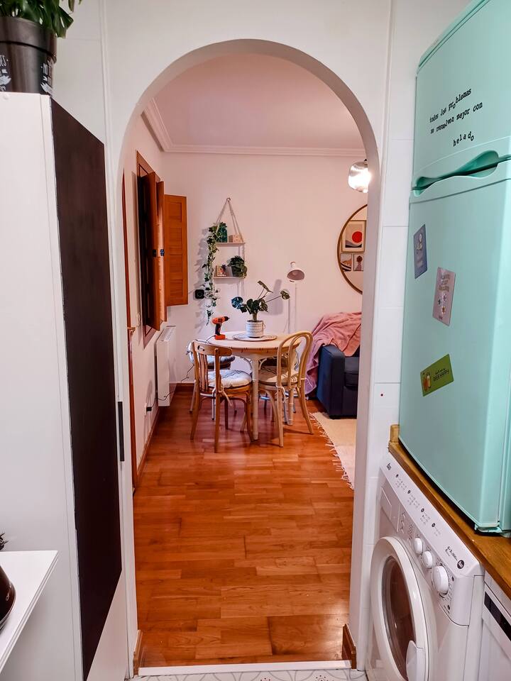 La cocina conecta con el comedor: cocinar charlando con los tuyos.