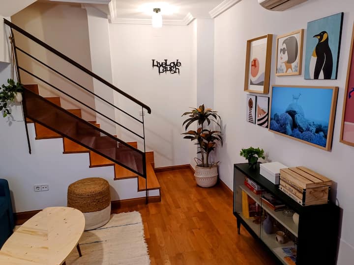 Escalera al dormitorio principal y detalles decorativos que enamoran.