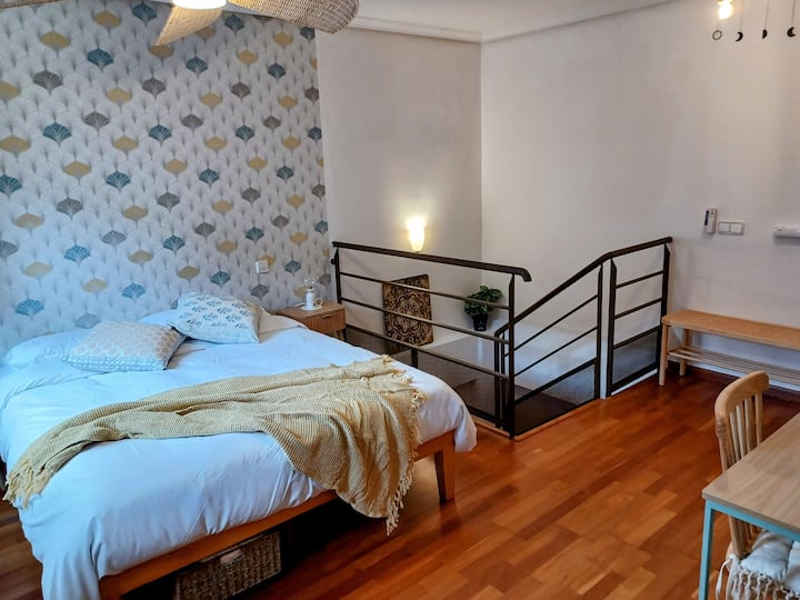Dormitorio doble con zona de trabajo y baño privado.