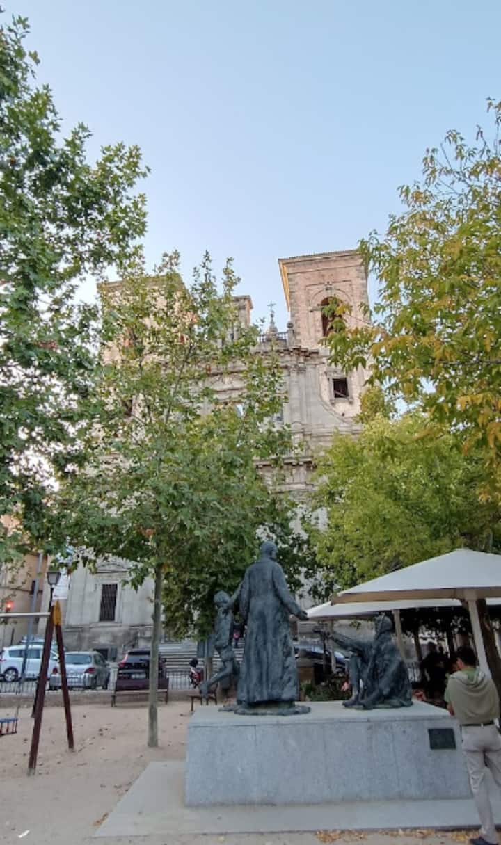 Entorno monumental entre iglesias y jardines: Toledo te espera al salir.
