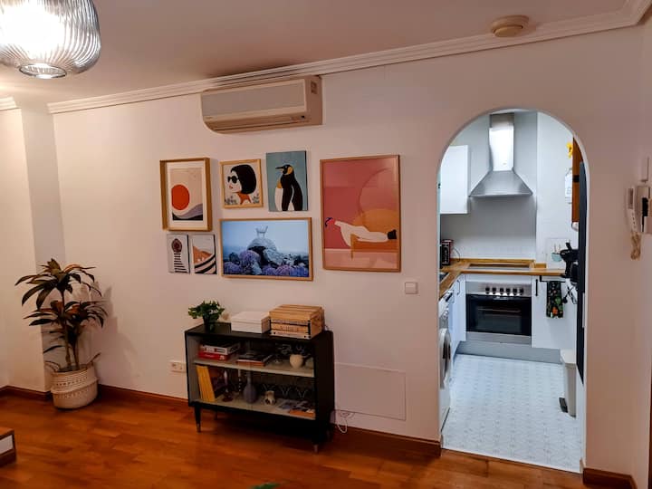 Desde el salón, arco de acceso a la cocina completamente equipada.