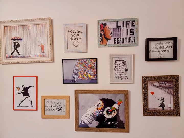 Pared de láminas estilo Banksy en el dormitorio 2: arte urbano en casa.