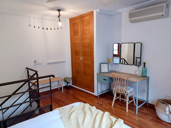 Dormitorio 1 con armario amplio, tocador y aire acondicionado.