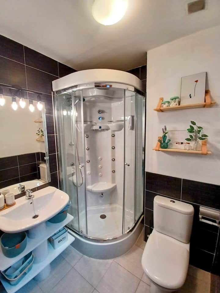 Baño 1 con cabina de hidromasaje: una ducha con extras para mimarse.