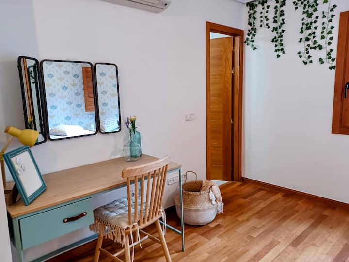 Tocador con espejo triple en el dormitorio 1: un detalle con mucho estilo.
