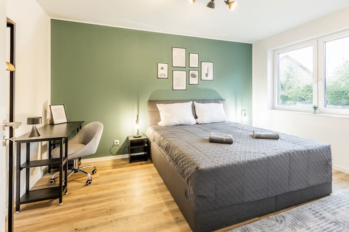 Habitación 2 con cama doble I TV inteligente I área de trabajo