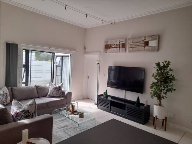 Entire house in Burgundy Estate, Cape Town gallery image 2