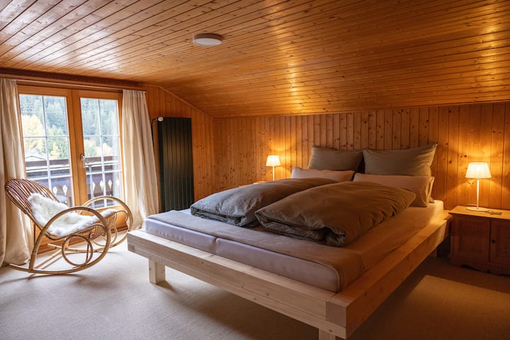 Основната спалня има допълнителен голям телевизор на стената за стрийминг на Netflix, Apple TV, YouTube и т.н., ако е необходимо. Ултралонг легло (1,80 x 2,20 м) дава възможност за сладки сънища.